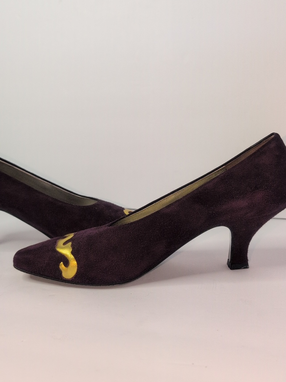 Vintage Donna Karan Plum Suede Kitten Heels with Gold Accent Size 7 - Picture 2 of 9
